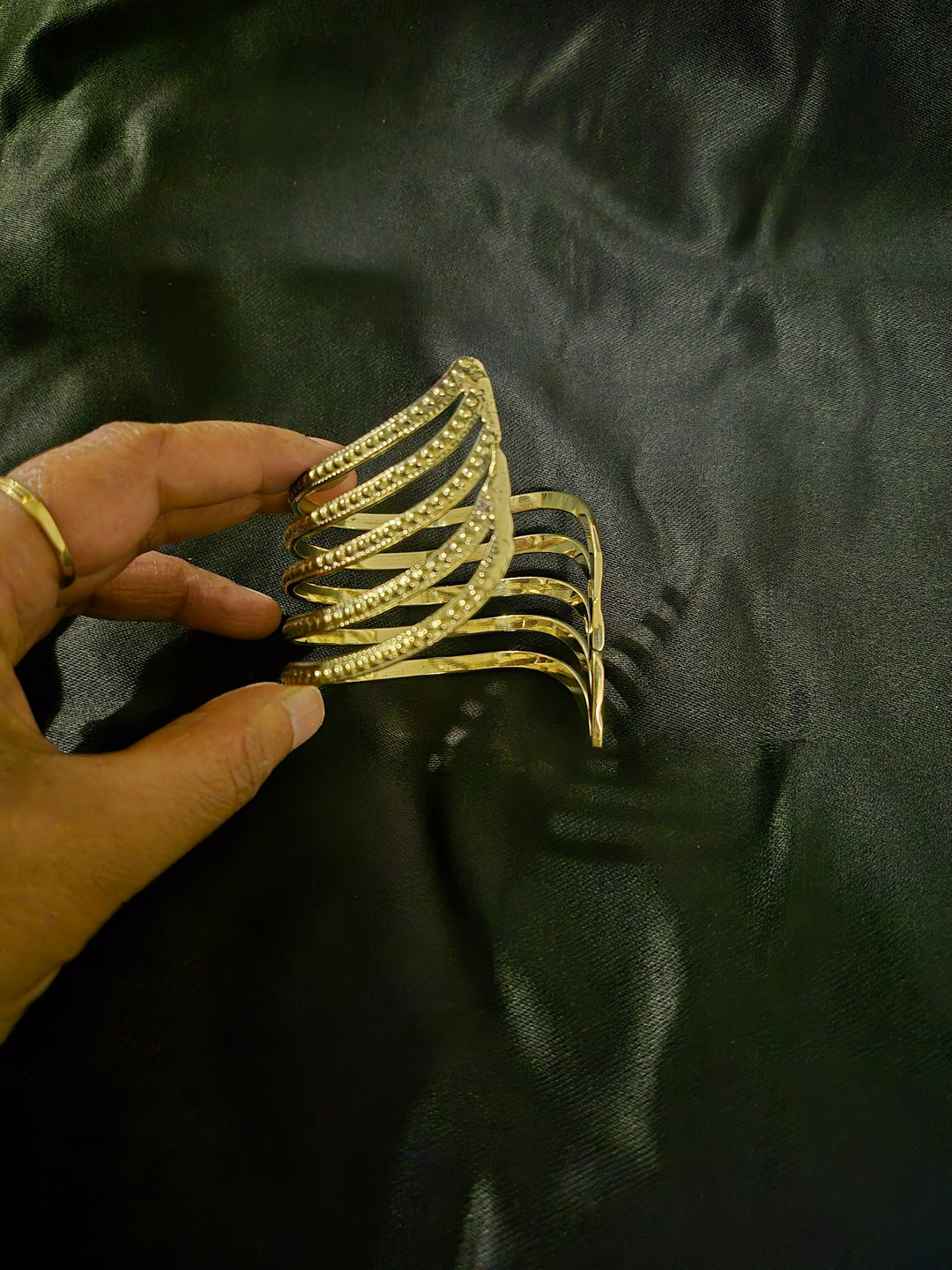 BANGLE - GOLDEN, FREE SIZE